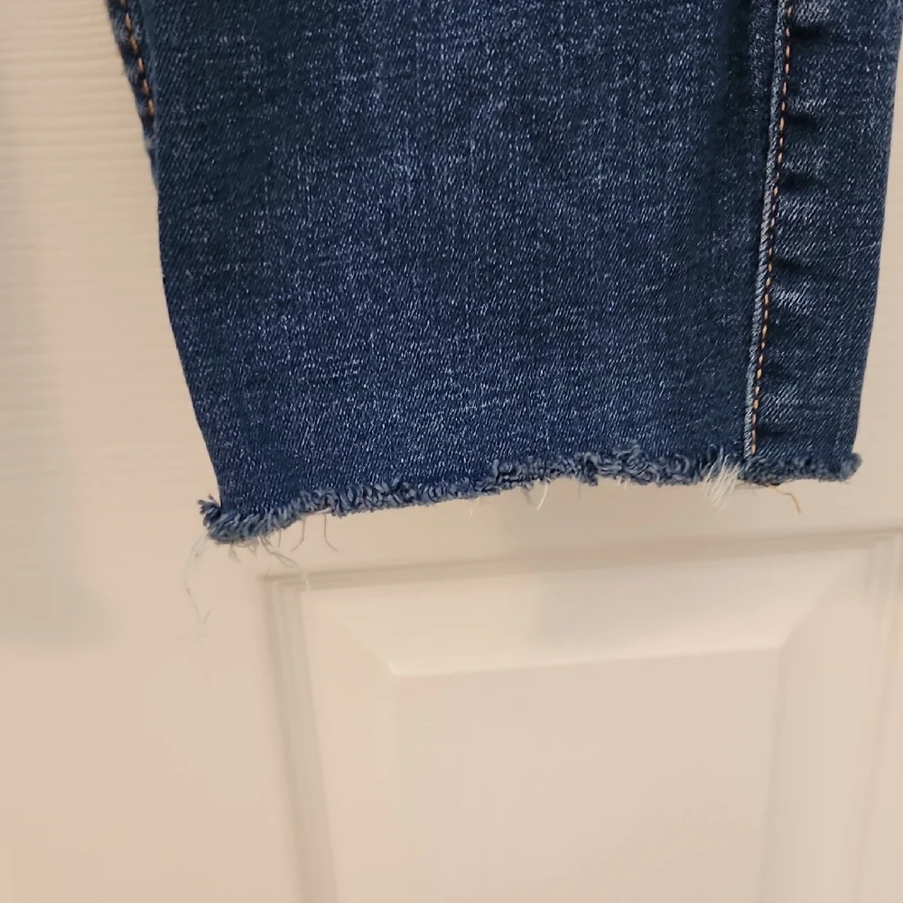 Old Navy Distressed Cropped Jeans in Dark Blue - Picture 7 of 13